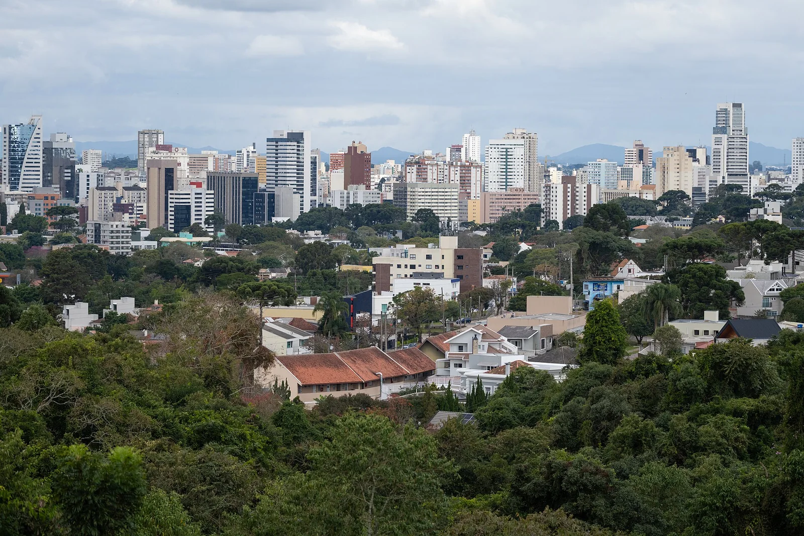 Vista urbana do skyline de Curitiba, Paraná