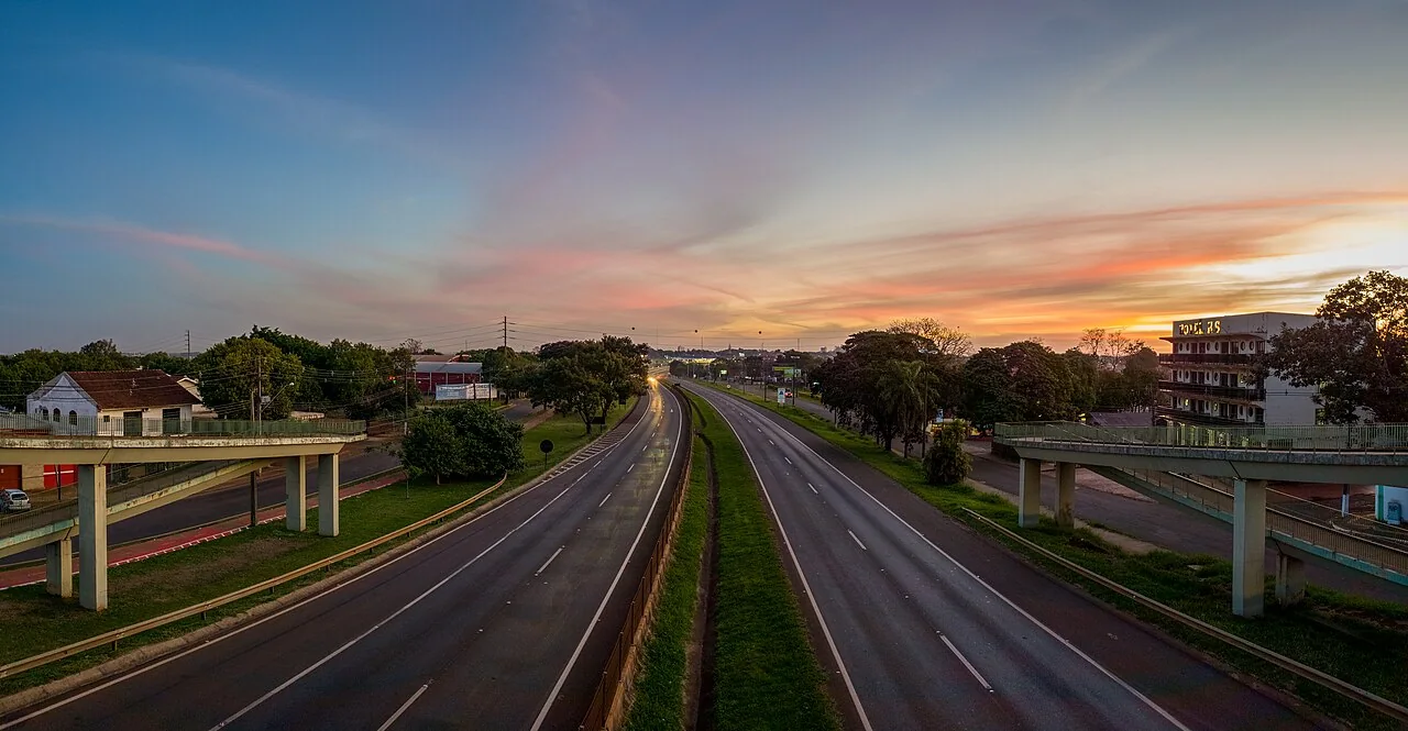 Via urbana de Foz do Iguaçu ao entardecer, Paraná