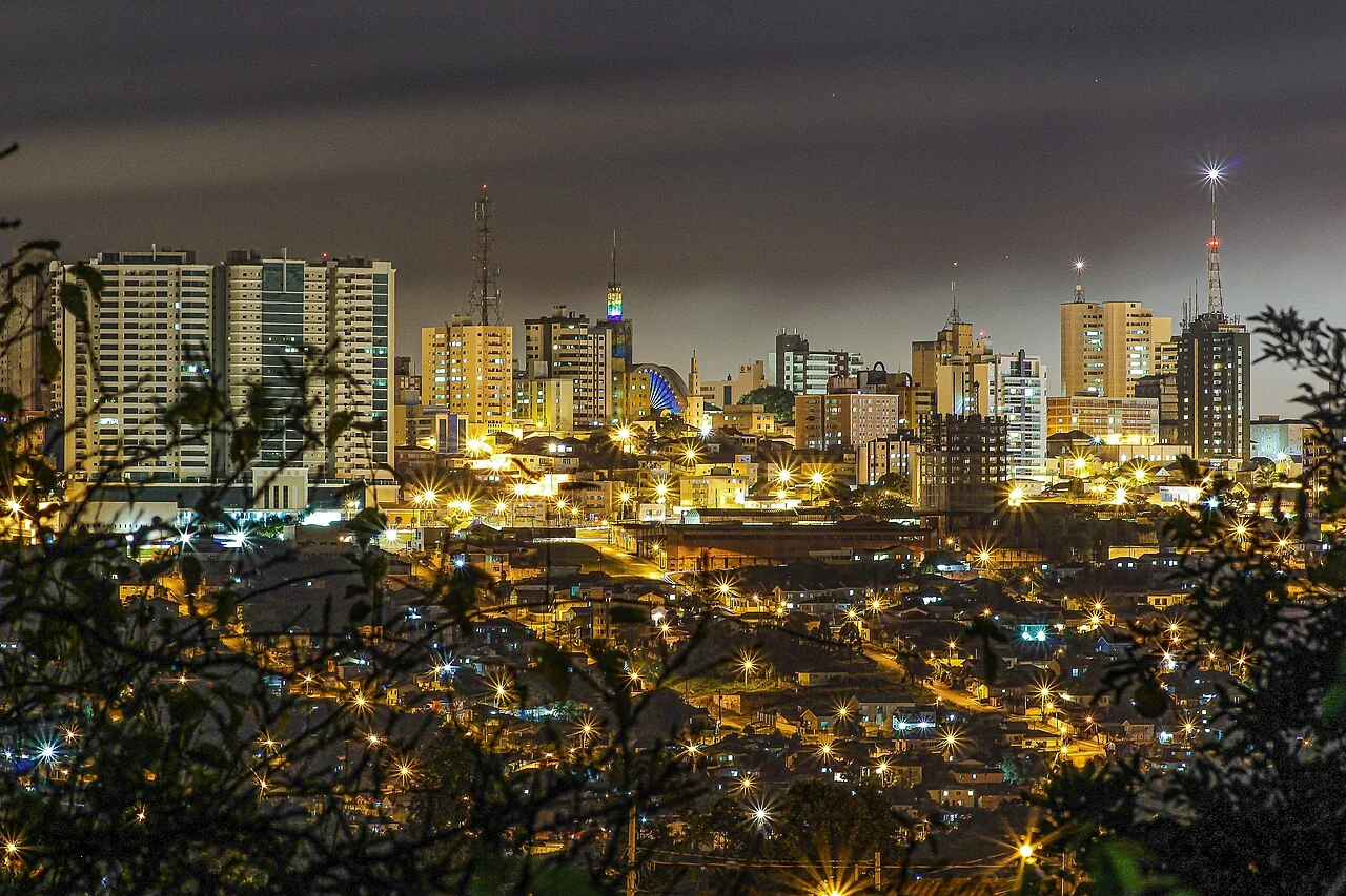 Vista noturna da área urbana de Ponta Grossa, Paraná