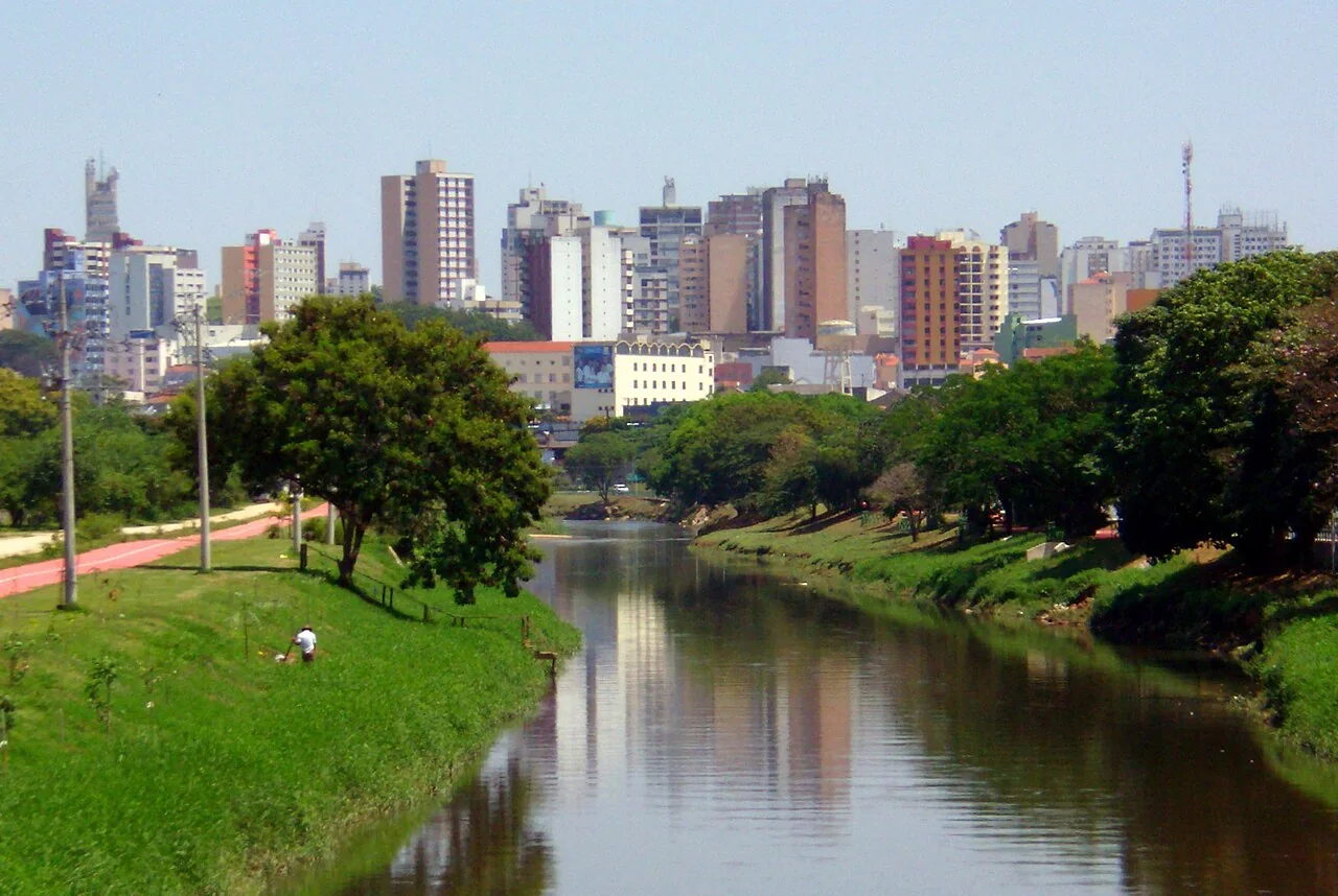 Rio Sorocaba com a área urbana ao fundo, São Paulo