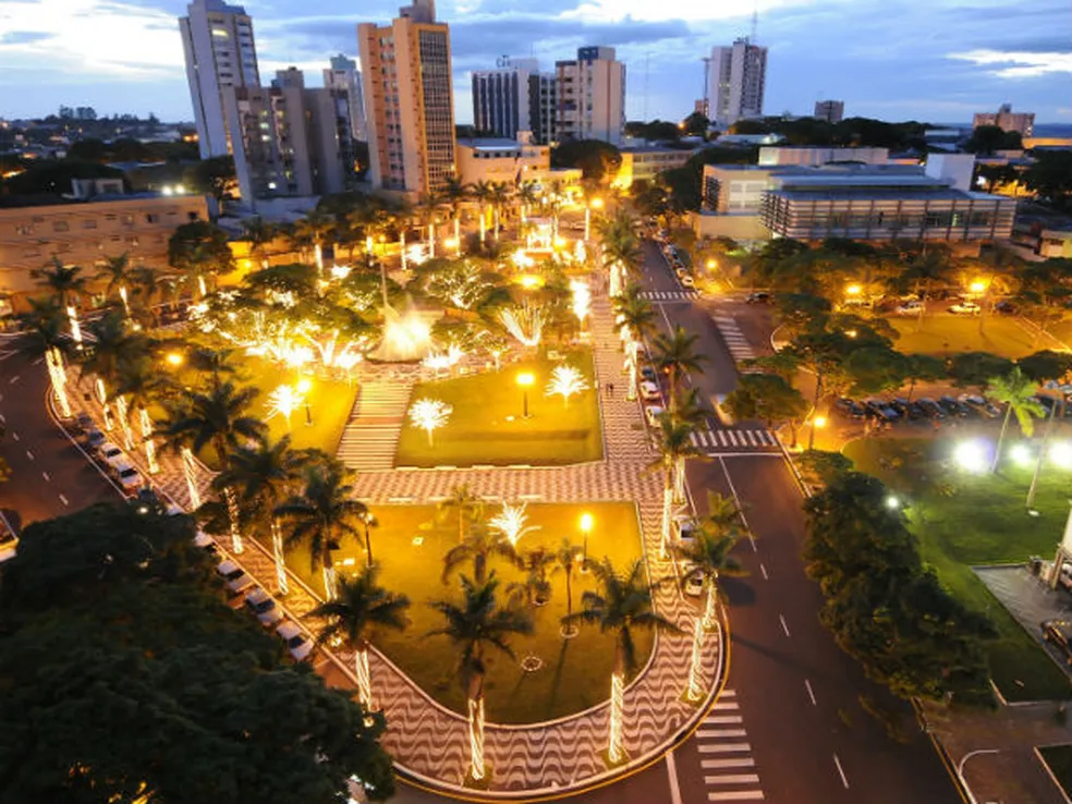 Vista aérea da Praça Hênio Romagnoli em Umuarama, Paraná